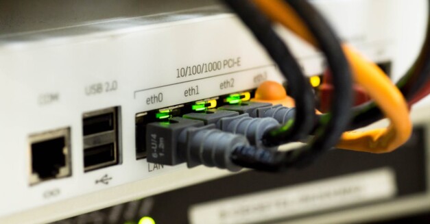 alt_text: Tanie usługi telekomunikacyjne, sprzyjające oszczędzaniu na rozmowach telefonicznych.