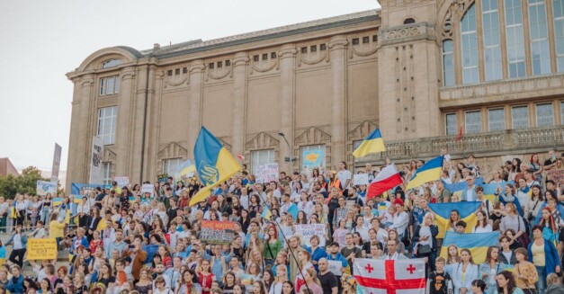 alt_text: Osoby przekazujące darowizny na rzecz charity savings dla potrzebujących w lokalnej społeczności.