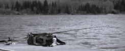 alt_text: Oszczędzanie na hobby - kolorowe skarbonki i notatniki pełne pomysłów na pasje.